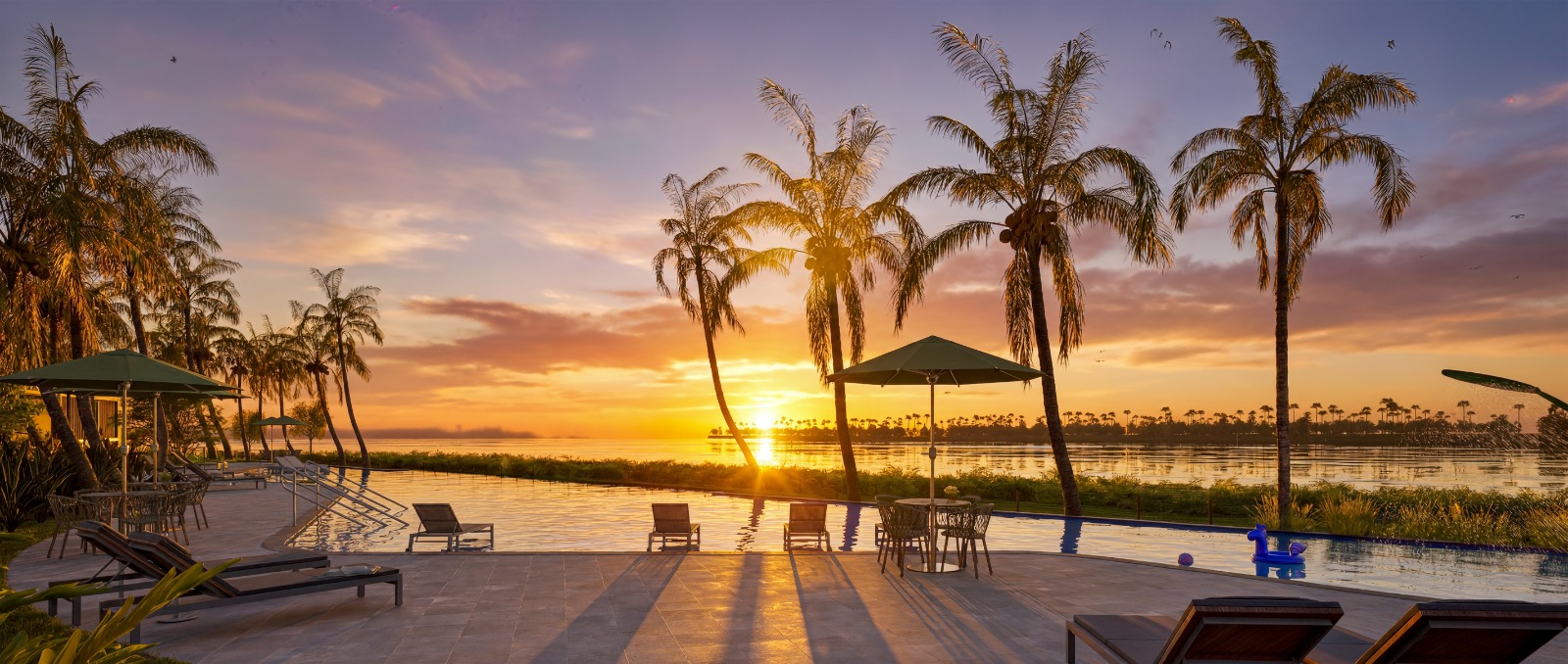 Pôr do sol sobre a Lagoa da Precabura visto do deck da piscina do Vila dos Pássaros